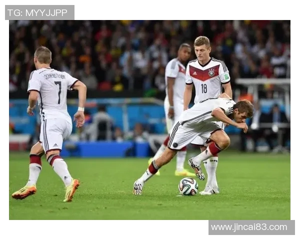 德国足球队明星球员风采解析:从诺伊尔到穆勒的黄金一代崛起 德国足球队明星球员风采解析:从诺伊尔到穆勒的黄金一代崛起