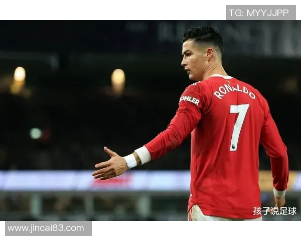 足球巨星展现无限魅力 穿越赛场的激情与荣耀成就传奇人生